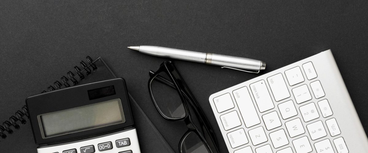 concepto-escritorio-vista-superior-calculadora